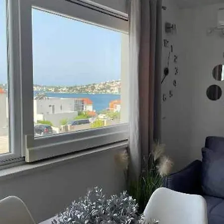 J&m 2- One Bedroom With Sea View Апартаменты